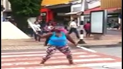 بالفيديو.. سيدة بدينة تقدم أقوى عرض بالسيوف في الشارع