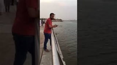 بالفيديو.. خليجية تلقن شابا حاول التحرش بها درسًا لن ينساه