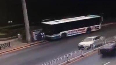 لحظة اصطدام حافلة بمحطة للحافلات ودهس الركاب (فيديو)