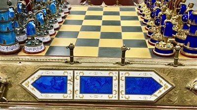 بالصور.. أمريكا تعيد رقعة وقطع شطرنج خاصة بصدام حسين للعراق