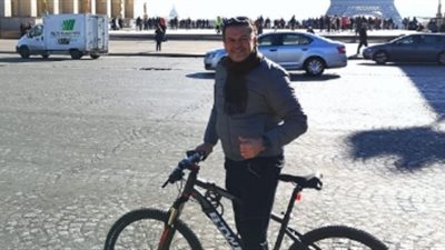 راغب علامة يتجول بدراجته في شوارع فرنسا: باريس يا زهرة الحرية
