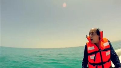 بالفيديو.. عبد الله مشرف يفقد أعصابه وينهال على فريق 