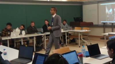 باحث يوضح دور الأزهر في مكافحة التطرف لطلاب جامعتي جورج واشنطن والأمريكية