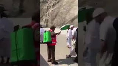 بالفيديو.. شاهد ماذا فعل حاج مع جندي يرش المياه على الحجاج