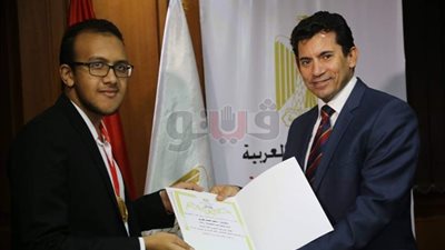 «صبحي» يكرم منتخب الشطرنج الفائز بذهبية الأولمبياد العالمي (صور)