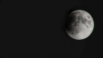 بدء الخسوف الجزئي للقمر