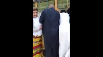 رد فعل المواطنين مع تاجر مخدرات تعرض لحادث سيارة (فيديو)