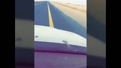 رد فعل شباب فوجئوا بثعبان على زجاج سيارتهم (فيديو)