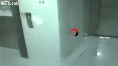 لحظة اعتداء مجهول على امرأة داخل أسانسير (فيديو)