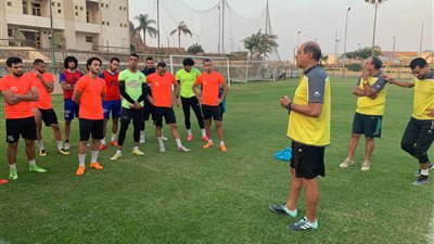 علاء نبيل يحاضر لاعبي المقاولون استعدادا لدجلة (صور)