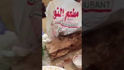 رد فعل زبون عثر على صرصار داخل وجبة الغداء بمكة (فيديو)
