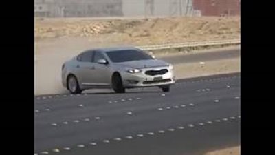 شاب متهور كاد أن يتسبب في حادث مروع (فيديو)