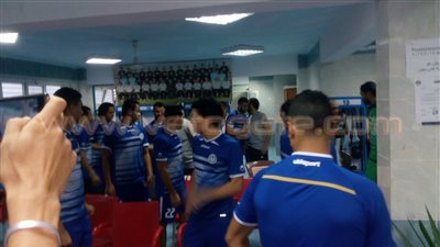 بالصور.. اجتماع «فييرا» بلاعبي فريق سموحة قبل أول مران له