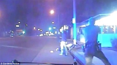 بالفيديو والصور.. ضباط الشرطة الأمريكية يقتلون مواطنا أعزل