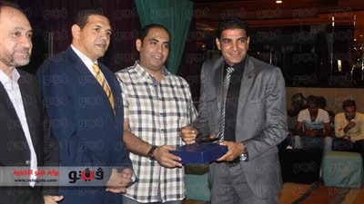 بالصور.. قدم القاهرة تكرم 