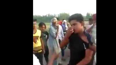 لحظة اعتداء الأهالي على شاب حاول اغتصاب طفلة (فيديو)