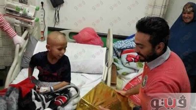بالصورة.. تامر حسني يحقق أمنية طفل مريض بمستشفى 57357