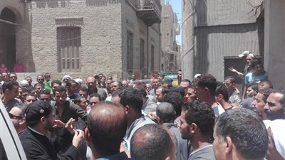 المئات يشيعون جنازة «شيخ كهنة سمالوط» بالمنيا (صور)