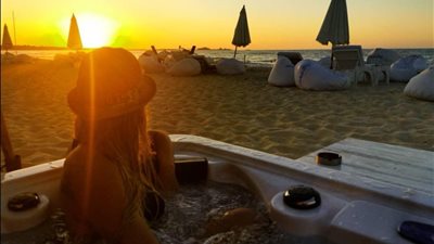 ريم مصطفى بإطلالة جذابة على البحر (صور)