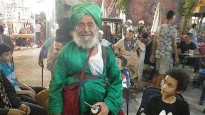 عايش في كنف آل البيت.. حكاية أقدم سقا بأضرحة الأولياء وبيت الله الحرام | فيديو