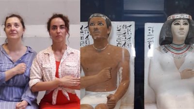 سائحتان تقلدان أوضاع التماثيل في المتحف المصري بالتحرير 