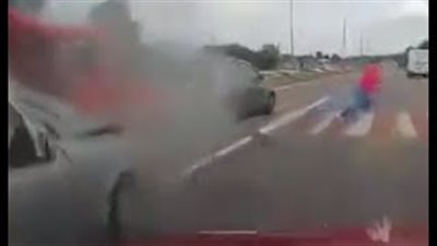 رجل يتسبب في حادث تصادم مروع بين 4 سيارات (فيديو)