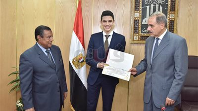 تكريم الطالب الثاني مكرر على الثانوية العامة.. والسابع مكرر على الأزهرية في أسيوط