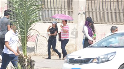 الشمسية والكاب والمشروبات الباردة.. سلاح المصريين لمواجهة ارتفاع درجات الحرارة