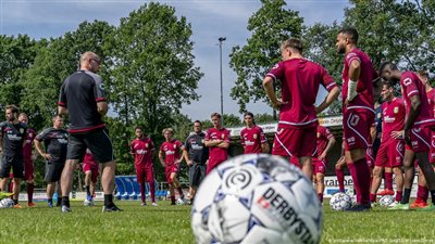 صفقة دي يونج تنبت عشب ملعب فالفيك الهولندي