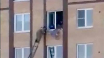 معجزة لعجوز تتدلى رأسا على عقب من نافذة بالطابق الرابع