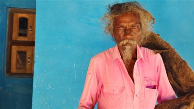 رجل يرفض غسل شعره منذ 40 عاما (صور)