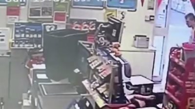 شاب يلقن صديقته 