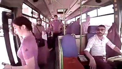 مصرع امرأة لحظة نزولها من حافلة (فيديو)