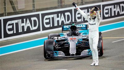 هاميلتون يتوج بجائزة بريطانيا الكبرى لسباق 