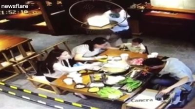 رد فعل غاضب لرجل وجد زوجته تجلس مع صديقها (فيديو)