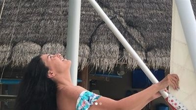 غادة عبد الرازق بإطلالة جذابة وسط الطبيعة (صور)