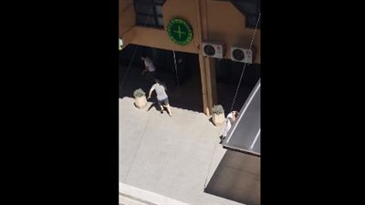 لحظة هجوم رجل وزوجته على آخر بسكين جزار (فيديو)