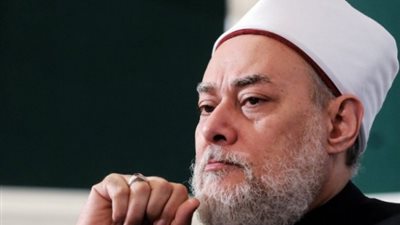 على جمعة يرفض التقاط الصور مع جمهور معرض الكتاب