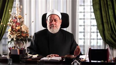 جمهور معرض الكتاب يقبل يد علي جمعة