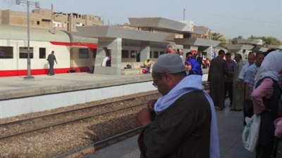 تكدس الركاب بمحطات الصعيد لتأخر وصول القطارات