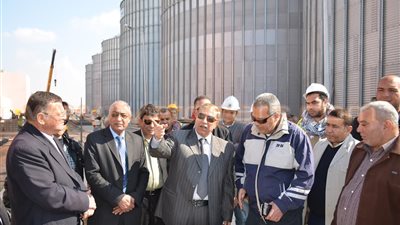 بالصور.. محافظ الإسماعيلية يتفقد مجمع صوامع الغلال بالقنطرة شرق