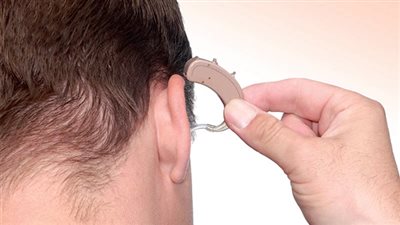 دراسة: ارتداء سماعة للأذن يحمي المخ