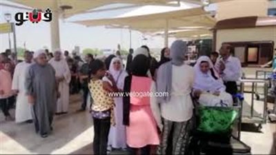 بالزغاريد والتصفيق.. توديع حجاج بيت الله الحرام في مطار القاهرة (فيديو)