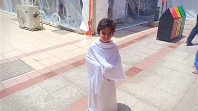 استقبال حافل لأصغر حاج بمطار القاهرة قبل السفر للسعودية (فيديو)