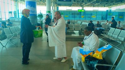 سبحة وسجادة صلاة.. هدايا الأسواق الحرة للحجاج بمطار القاهرة (صور)