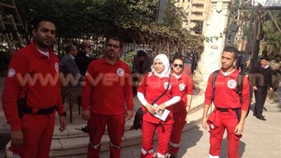 أعضاء «الهلال الأحمر» ينتشرون في معرض الكتاب