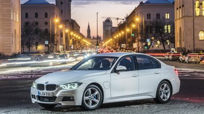 بالصور.. «BMW» تكشف عن سيارتها الهجينة «330e PHEV»