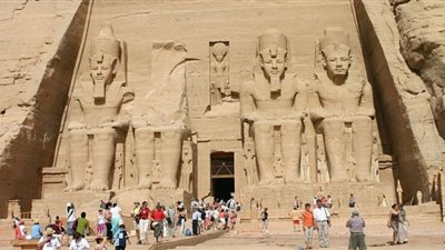 تفاصيل الاعتماد على القطاع الخاص في إدارة خدمات متاحف ومناطق الآثار.. «أوراسكوم» تتولى تطوير منطقة الأهرامات.. وتحالفات عالمية تتقدم بطلبات لتشغيل المناطق التجارية بالمتحف الكبير