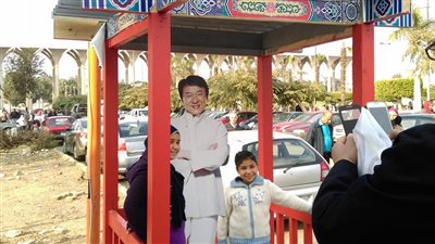 جمهور معرض الكتاب يلتقط الصور مع جاكي شان