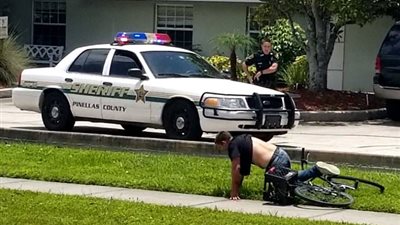 شرطي يطارد مشتبها به ويسقطه أرضا (فيديو وصور)